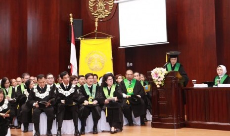 Prof. DR. Dr. Widya Artini Wiyogo, SpM(K) saat memberikan pidato mengenai glaukoma.