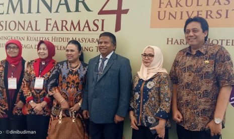 Prof Dr Elin Yulinah Apt dan Prof Dr Afifah Sutjiatmo Apt yang berhasil mengolah daun cecendet menjadi obat peredam gejala lupus mereka ditemui di acara seminar farmasi Unjani yang ke-4, belum lama ini. 