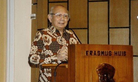 Prof. Dr Emil Salim saat menjadi salah satu pembicara dalam acara 