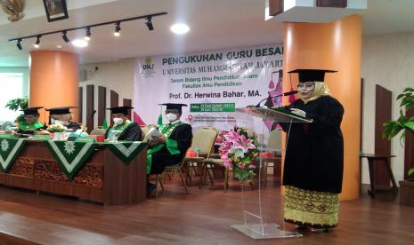 Prof. Dr. Herwina Bahar, MA, ketika menyampaikan orasi Ilmiah berjudul 