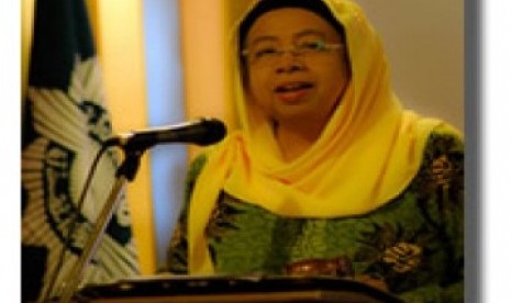 Prof Dr HJ Siti Chamamah Soeratno