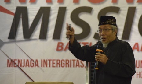 Prof. Dr. Ir. H. Achmad, MS dalam materinya berjudul Membangun Keluarga Sebagai Fondasi untuk Mengembangkan Masyarakat