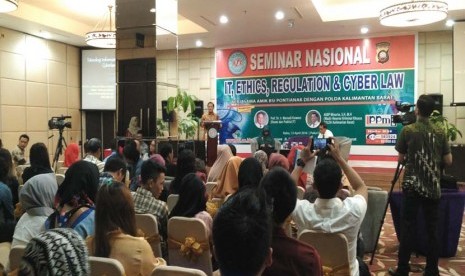 Prof  Dr Ir Marsudi Wahyu Kisworo sedang memaparkan materi pada seminar mengenai cyber law yang digelar oleh AMIK BSI Pontianak bekerja sama dengan Polda Kalbar di Pontianak, Rabu (13/4). 