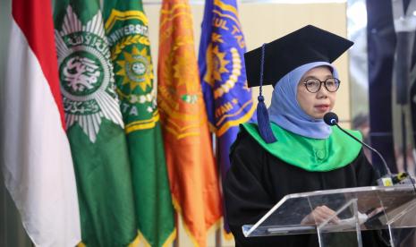 Prof. Dr. Ir. Mutmainah., MM., resmi dikukuhkan sebagai Guru Besar bidang Ilmu Manajemen Industri Fakultas Teknik Universitas Muhammadiyah Jakarta (FT UMJ) usai menjalani upacara pengukuhan dan orasi ilmiah, pada Rabu (20/11/2024) di Auditorium Syafri Guricci FKK UMJ.