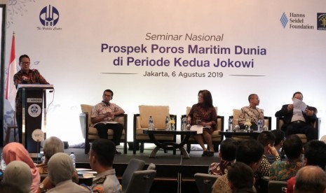 Prof Dr Ir Rokhmin Dahuri MS menjadi pembicara Seminar Nasional “Prospek Poros Maritim Dunia di Periode Kedua Presiden Jokowi”. 