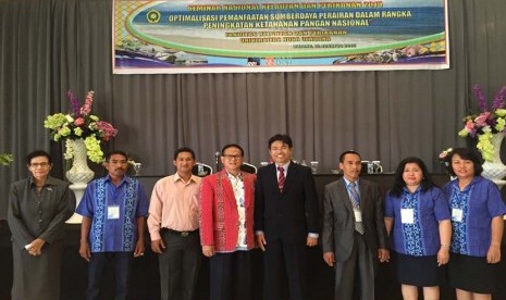 Prof Dr Ir Rokhmin  Dahuri MS  (berjas merah) usai tampil sebagai pembicara padaSeminar Nasional Kelautan dan Perikanan Tahun 2015 yang  digelar oleh Universitas Nusa Cendana di Kupang, Nusa Tenggara Timur, Rabu (19/8).  