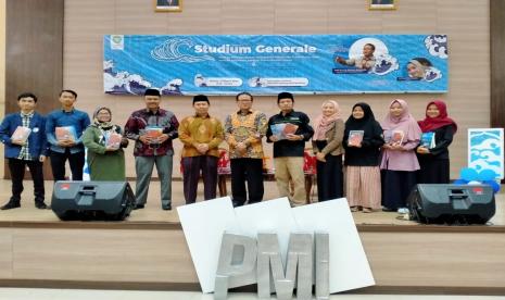 Prof Dr Ir Rokhmin Dahuri MS (keenam dari kanan) seusai menyampaikan Stadium Generale di UIN Sunan Gunung Djati Bandung.