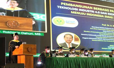 Prof Dr Ir Rokhmin Dahuri MS menyampaikan Orasi Ilmiah pada wisuda Universitas Negeri Jakarta untuk lulusan Program Diploma, Sarjana, Magister, dan Doktor tahun akademik 2021/2022 di Jakarta, Rabu (30/3).