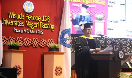 Prof Dr Ir Rokhmin Dahuri MS saat memberikan orasi ilmiah pada acara wisuda ke-126 Universitas Negeri Padang (UNP) di Padang, Ahad (20/3). 