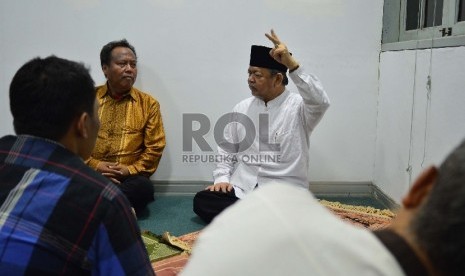 Prof DR KH Ali Mustafa Ya'qub menyampaikan tausiyah usai shalat maghrib berjamaah dengan awak redaksi di Mushala Harian Republika, Jakarta, Jumat (21/8). 