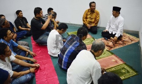 Prof DR KH Ali Mustafa Ya'qub menyampaikan tausiyah usai shalat maghrib berjamaah dengan awak redaksi di Mushala Harian Republika, Jakarta, Jumat (21/8).