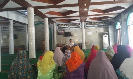 Prof Dr KH Didin Hafidhuddin menyampaikan ceramah pada halal bihalal Majelis Ta'lim Al Ikhlas di Bogor, Jumat (29/7/2016).