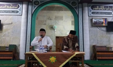 Prof Dr KH Didin Hafidhuddin MS (kiri).