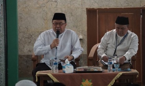 Prof Dr KH Didin Hafidhuddin MS (kiri).