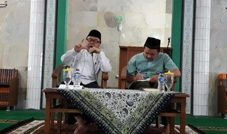 Prof Dr KH Didin Hafidhuddin MS (kiri).