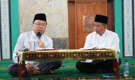 Prof Dr KH Didin Hafidhuddin MS (kiri) dan Manajer Islamic Studies Sekolah Bosowa Bina Insani (SBBI) Bogor Dr M Sudrajat MPdI