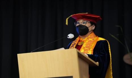 Prof. Dr. Lim Sanny, S.T., M.M. menyampaikan orasi ilmiah dalam pengukuhan Guru Besar Binus Univesity.