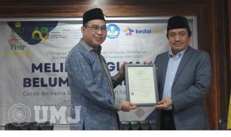 Prof Dr Mamun Murod, MSi, menerima Surat Pencatatan Ciptaan Buku Panduan untuk Satuan Tugas Pencegahan dan Penanganan Kekerasan di Pondok Pesantren, Madrasah, dan Sekolah di Perguruan Attaqwa dari Dr. KH Irfan Masud, MA., di Aula Kasman Singodimedjo, Kamis (30/11/2023).