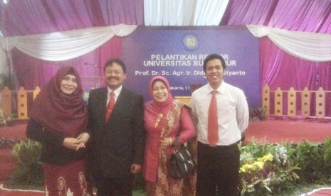 Prof. Dr. Sc. Agr. Ir. Didik Sulistyanto (jas hitam) usai dilantik sebagai rektor Universitas Budi Luhur