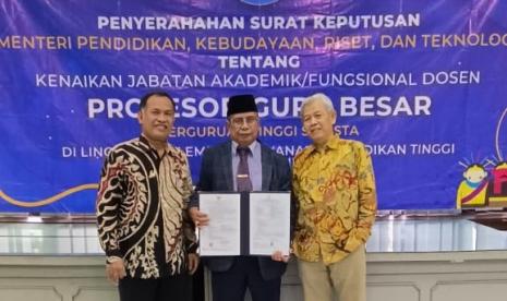 Prof Dr  Sessu (tengah) diapit Rektor Uhamka Prof Gunawan Suryoputro (kanan) dan Wakil Rektor I Uhamka  Prof Abd  Rahman A Ghani.