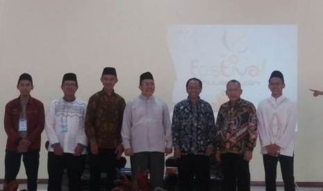 Prof Dr Thomas Djamaluddin dan Wahfiudin Sakam SE MBA  bersama dengan panitia Festival Ilmuwan Muslim 2016.  