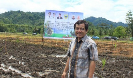 Prof Dr Totok Agung DH PhD, pemulia tanaman dari Unsoed Purwokerto melakukan penanaman perdana padi gogo Inpago Unsoed di Kota Tidore Maluku Utara, Kamis (24/3).