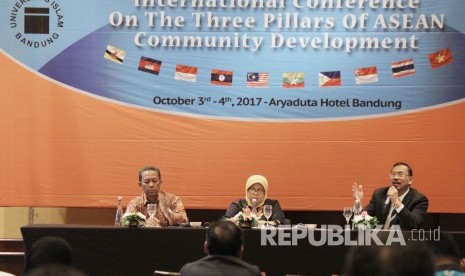 Prof M Thaufiq S Boesoirie dari Universitas Islam Bandung (Unisba) menjawab pertanyaan-pertayaan pada Seminar Internasional Peran Perguruan Tinggi dalam Percepatan Pembangunan Negara-negara ASEAN dalam rangka Milad ke-59 Unisba, di Kota Bandung, Selasa (3/10). 