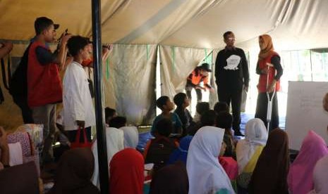 Prof Mahfud MD di dalam salah satu kelas Madrasah Ceria BMH bersama Wulan Andriani relawan muda di Madrasah Ceria yang juga korban patah kaki akibat gempa 7 SR.