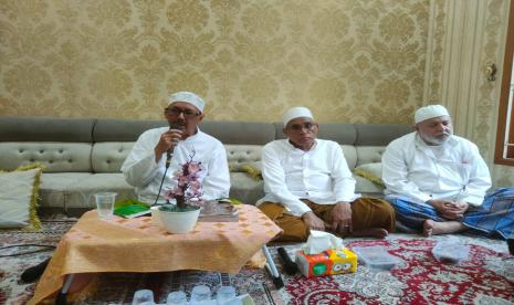 Prof Mohammad Baharun menyampaikan ceramah keislaman.