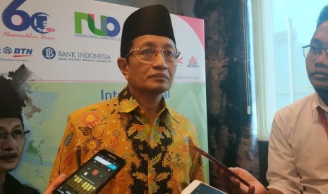 Prof. Nasaruddin Umar menggelar konferensi pers setelah membuka acara International Conference on Interfaith and Sprituality di Ballroom Plaza Sinarmas, Jakarta, Ahad (23/6).