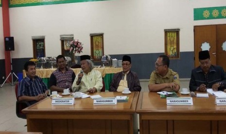 Prof Oman Fathurrahman  (paling kiri), Ridwan Saidi (ketiga dari kiri), KH Ahmad Shodri (keempat dari kiri) dan Ahmad Ghazali (kedua dari kanan) pada focus group discussion (FGD) studi pembuatan museum Islam Jakarta yang diadakan Jakarta Islamic Center 