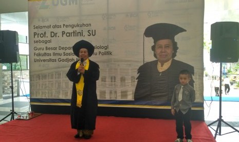 Prof Partini saat memberikan sambutan dalam acara ramah tamah dan syukuran usai acara pidato pengukuhannya sebagai Guru Besar Sosiologi Fisipol UGM di Hall Fisipol UGM, Yogyakarta, Selasa (10/10).