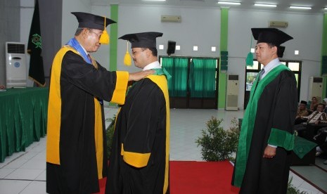  Prof Purwanto (tengah) dikukuhkan sebagai Guru Besar IAIN Surakarta oleh Ketua Senat IAIN Surakarta Prof Nasruddin Baidan. 