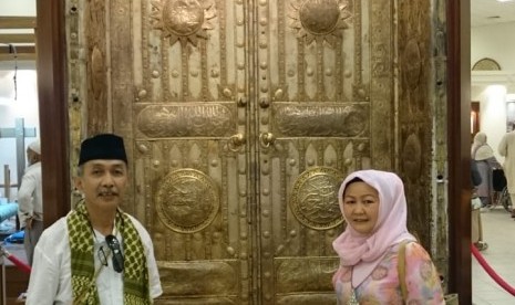 Prof Raihan dan istri di depan Kabah