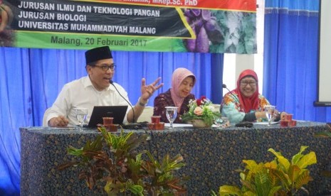 Prof Rizal M Damanik sedang memaparkan materinya tentang tanaman Torbangun.