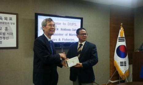 Prof Rokhmin Dahuri bersama Prof Kim Soo-il, Rektor Daegu University of Foreign Studies )