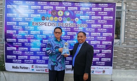 Prof Rokhmin Dahuri (kiri) dan Dekan Fakultas FPIK  Universitas Panca Sakti (UPS), Dr Ir Sutaman MSi.