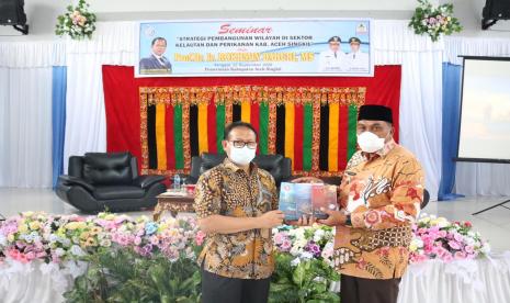 Prof Rokhmin Dahuri (kiri) menyerahkan sejumlah buku karyanya kepada Bupati Aceh Singkil Dulmusrid, seusai mengisi seminar “Strategi Pembangunan Wilayah di Sektor Kelautan dan Perikanan Kabupaten Aceh Singkil”.