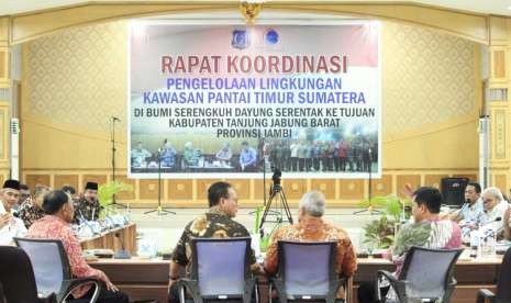 Prof Rokhmin Dahuri menjadi nara sumber utama rakor pengelolaan lingkungan kawasan Pantai Timur Sumatera, di Jambi, Jumat (24/8).