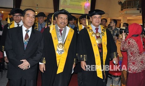 Prof Saparudin MT PhD (tengah) dengan diapit Rektor Universitas Sriwijaya (Unsri) Anis Saggaff dan Asisten Pemerintah Provinsi Sumatera Selatan (Sumsel) bidang Pemerintahan dan Kesejahteraan Rakyat Ahmad Najib  memasuki ruang rapat senat pada pengukuhan Saparudin sebagai guru besar bidang informatika Jurusan Teknik Informatika pada Fakultas Ilmu Komputer (Fasilkom), Jumat (17/11) di kampus Unsri Bukit Besar.