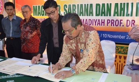 Prof Suyatno, rektor UHAMKA sedang melakukan penandatangan MoU dengan sejumlah perusahaan