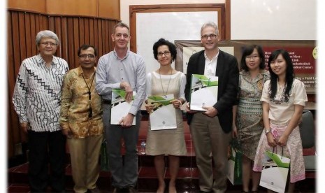 Prof Taniawati Supali (kedua dari kanan) dan Prof MAria Yazdanbakhsh (tengah)