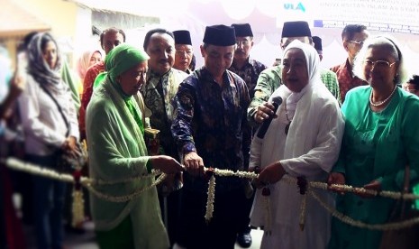 Prof. Tutty Alawiyah ketika meresmikan Kampus II, Universitas Islam As-Syafiiyah. 