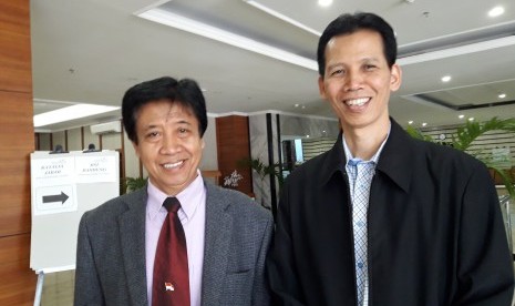 Prof Uman Suherman (kiri) dan Pengurus Yayasan BSI Naba Aji Notoseputro.