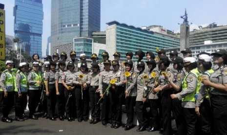 Profesi Polwan membuat para polisi wanita ini kerap terpapar cahaya matahari. Kampanye Berani Matahari, Kamis (1/9), mengajak wanita khususnya lebih menyadari efek tidak melindungi kulit dari sinar UV.