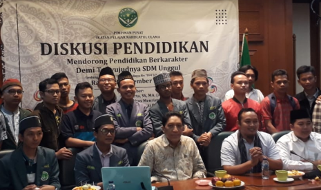 Profesor Universitas Indonesia (UI), Bambang Wibawarta saat menjadi pembicara dalam forum diskusi yang digelar Ikatan Pelajar Nahdlatul Ulama (IPNU) di Lantai 5, Kantor Pengurus Besar Nahdlatul Ulama (PBNU), Jakarta, Rabu (18/9). 