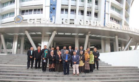 Profesor Waston bersama tenaga pengajar Program Pendidikan (Prodi) Doktor Agama Islam Pascasarjana UMS.