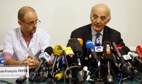 Professor Gerard Saillant (right), President of the Institute for Brain and Spinal Cord Disorders (ICM), and Jean-Francois Payen, head anaesthetician at the CHU hospital, attend a news conference in Grenoble, French Alps, on Tuesday, Dec. 31, 2013.