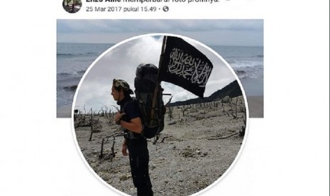 Profil foto media sosial Enzo membaca bendera kalimat tauhid.