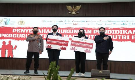 Program apresiasi beasiswa perguruan tinggi Putra Putri Polri tersebut diserahkan secara simbolis oleh Menteri BUMN Erick Thohir di Gedung Ballroom Markas Besar Polri (14/12).